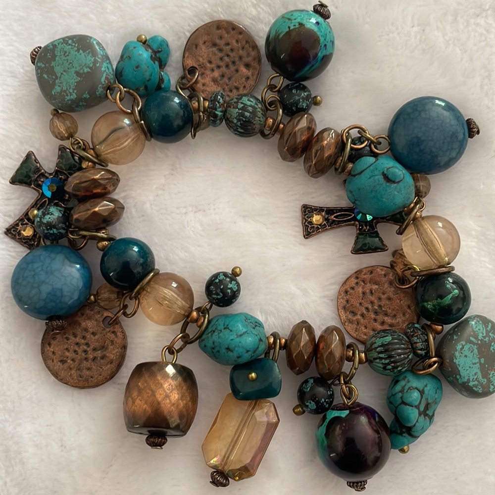 Turquoise and bronze colored necklace and bracelet set.